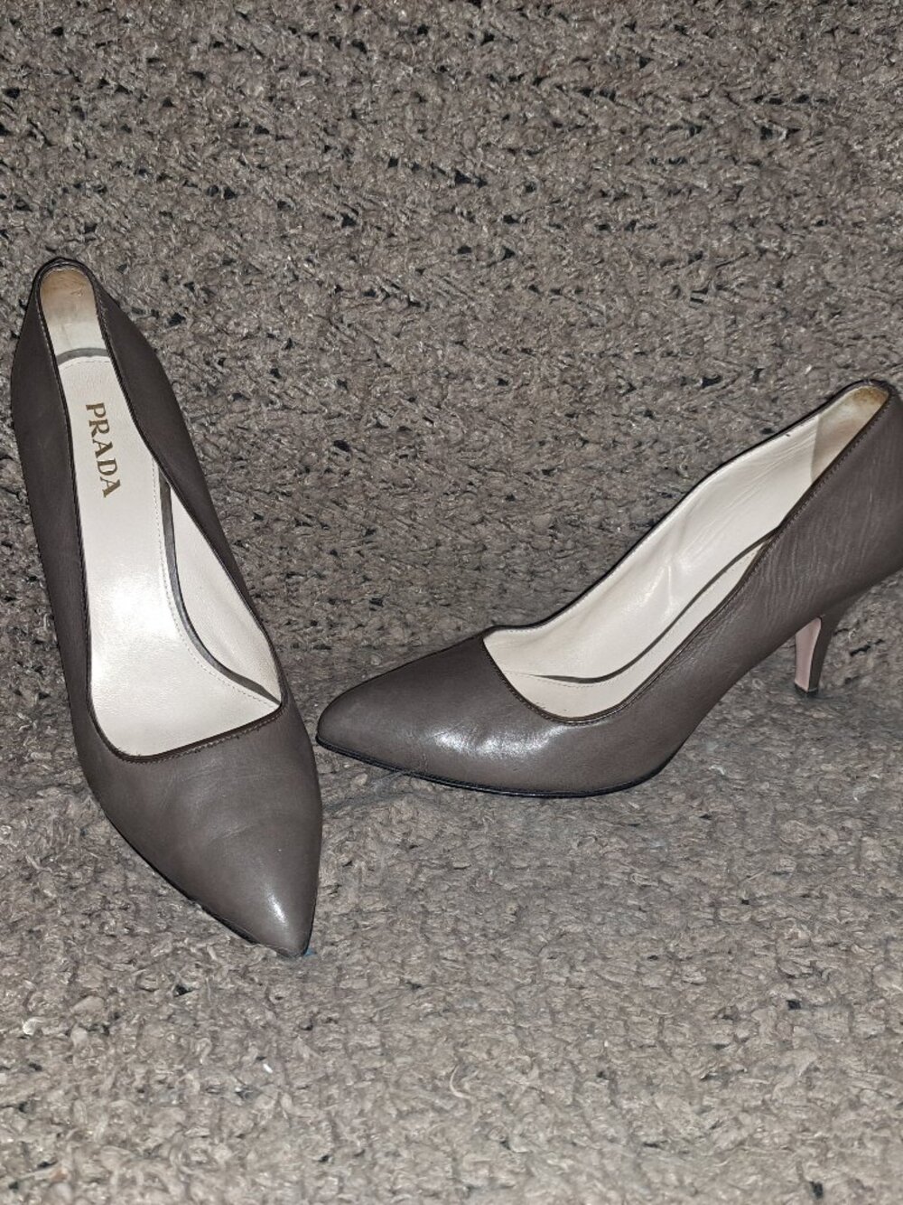 PRADA-Classic Vintage Taupe Leather-Pointy Toe-Low Stiletto-Sz 40/9.5-Excellent